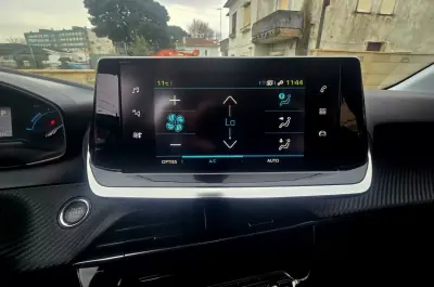 Peugeot e-208 2020 - 15750 EUR, 56000 km - AUTO.MOTO.pt - 56000km - foto 26 de 41