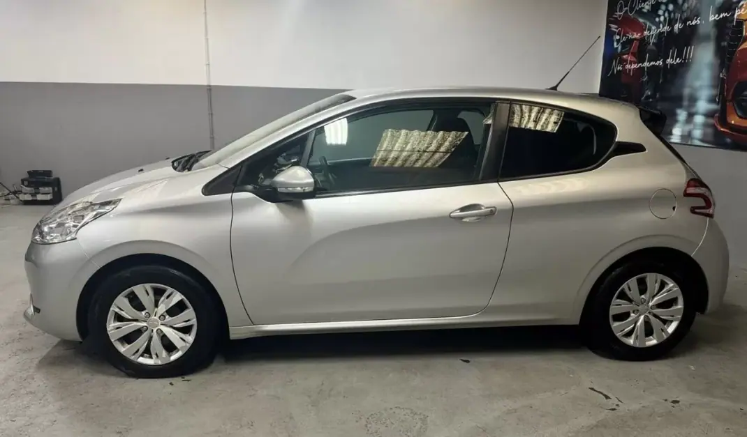 Peugeot 208 2014 - 8990 EUR, 174000 km - AUTO.MOTO.pt - 174000km - foto 4 de 9