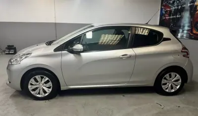 Peugeot 208 2014 - 8990 EUR, 174000 km - AUTO.MOTO.pt - 174000km - foto 4 de 9