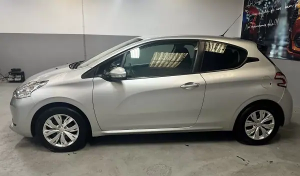 Peugeot 208 2014 - 8990 EUR, 174000 km - AUTO.MOTO.pt - 174000km - foto 4 de 9