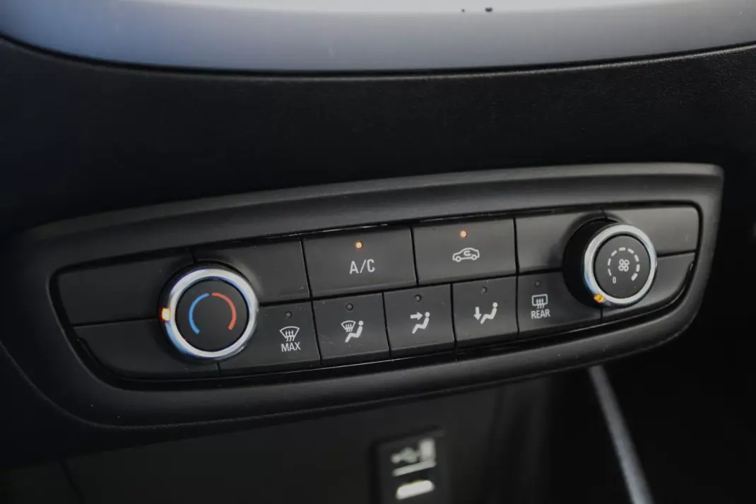 Opel Crossland X 2017 - 12500 EUR, 113439 km - AUTO.MOTO.pt - 113439km - foto 33 de 35