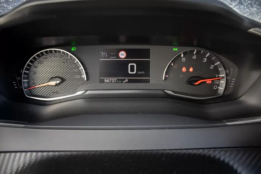 Peugeot 208 2023 - 16999 EUR, 96737 km - AUTO.MOTO.pt - 96737km - foto 28 de 34