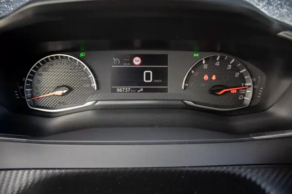 Peugeot 208 2023 - 16999 EUR, 96737 km - AUTO.MOTO.pt - 96737km - foto 28 de 34