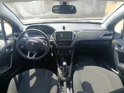 Peugeot 208 2019 - 11900 EUR, 104199 km - AUTO.MOTO.pt - 104199km - foto 21 de 26