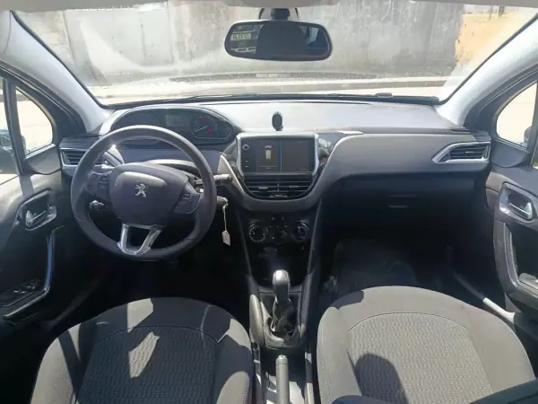 Peugeot 208 2019 - 11900 EUR, 104199 km - AUTO.MOTO.pt - 104199km - foto 21 de 26
