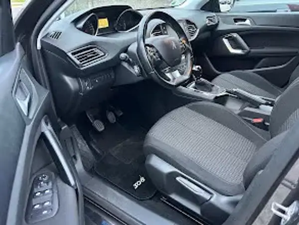Peugeot 308 2020 - 15500 EUR, 73870 km - AUTO.MOTO.pt - 73870km - foto 5 de 17