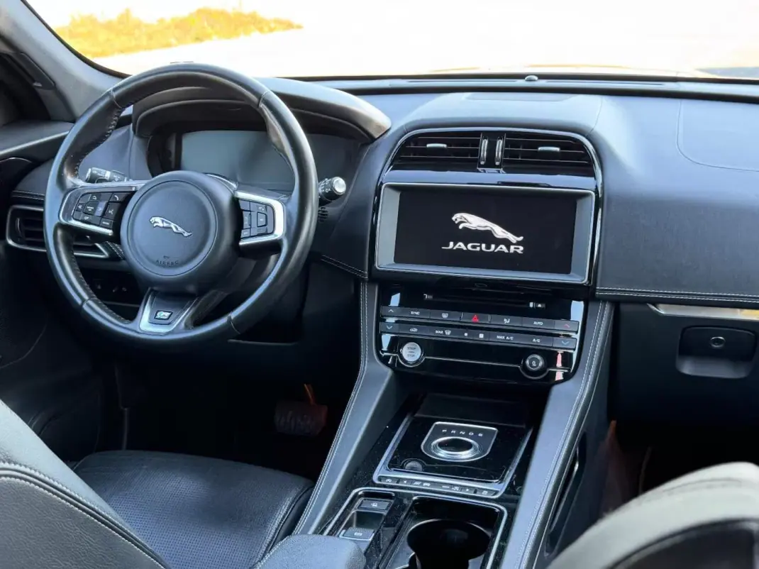 Jaguar F-Pace 2017 - 24950 EUR, 177000 km - AUTO.MOTO.pt - 177000km - foto 12 de 15