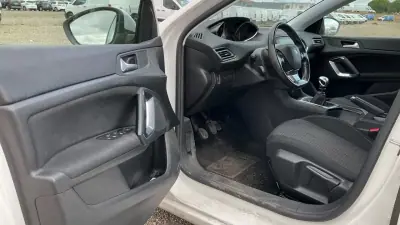 Peugeot 308 2019 - 13999 EUR, 75015 km - AUTO.MOTO.pt - 75015km - foto 5 de 8