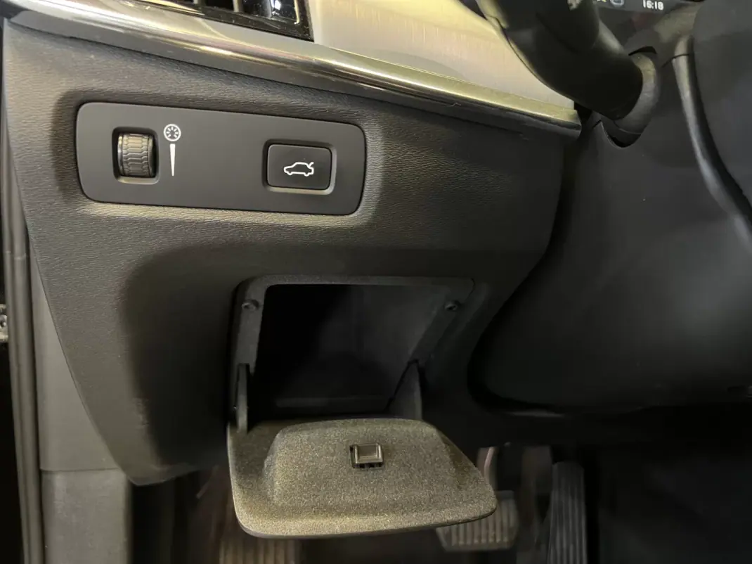 Volvo V90 2018 - 27490 EUR, 160000 km - AUTO.MOTO.pt - 160000km - foto 48 de 53
