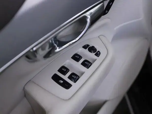 Volvo XC 90 2016 - 26790 EUR, 221486 km - AUTO.MOTO.pt - 221486km - foto 12 de 16
