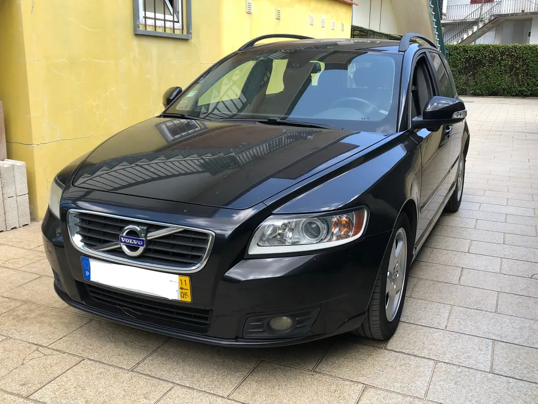 Volvo V50 2011 - 4750 EUR, 311000 km - AUTO.MOTO.pt - 311000km - foto 1 de 10