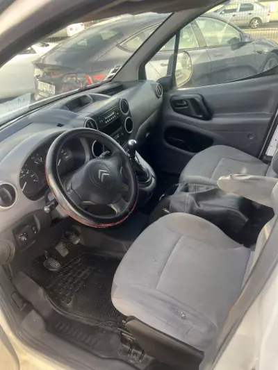 Citroën Berlingo 2010 - 4999 EUR, 400000 km - AUTO.MOTO.pt - 400000km - foto 3 de 4