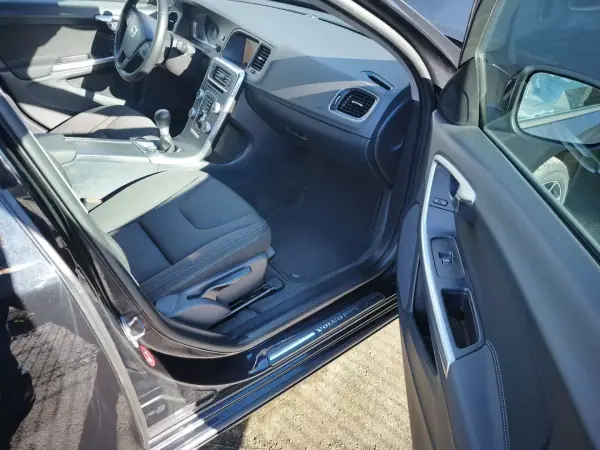 Volvo V60 2014 - 12900 EUR, 172000 km - AUTO.MOTO.pt - 172000km - foto 16 de 24