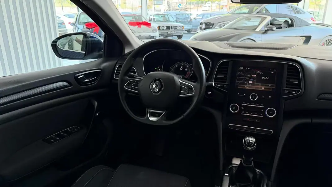Renault Mégane Sport Tourer 2017 - 10990 EUR, 233602 km - AUTO.MOTO.pt - 233602km - foto 27 de 29
