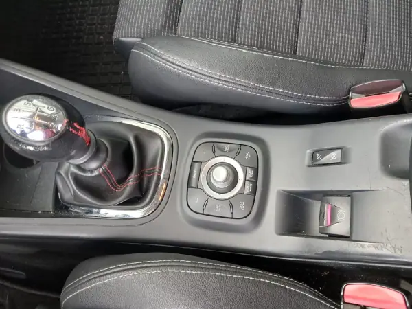 Renault Mégane Sport Tourer 2014 - 8500 EUR, 211200 km - AUTO.MOTO.pt - 211200km - foto 20 de 23