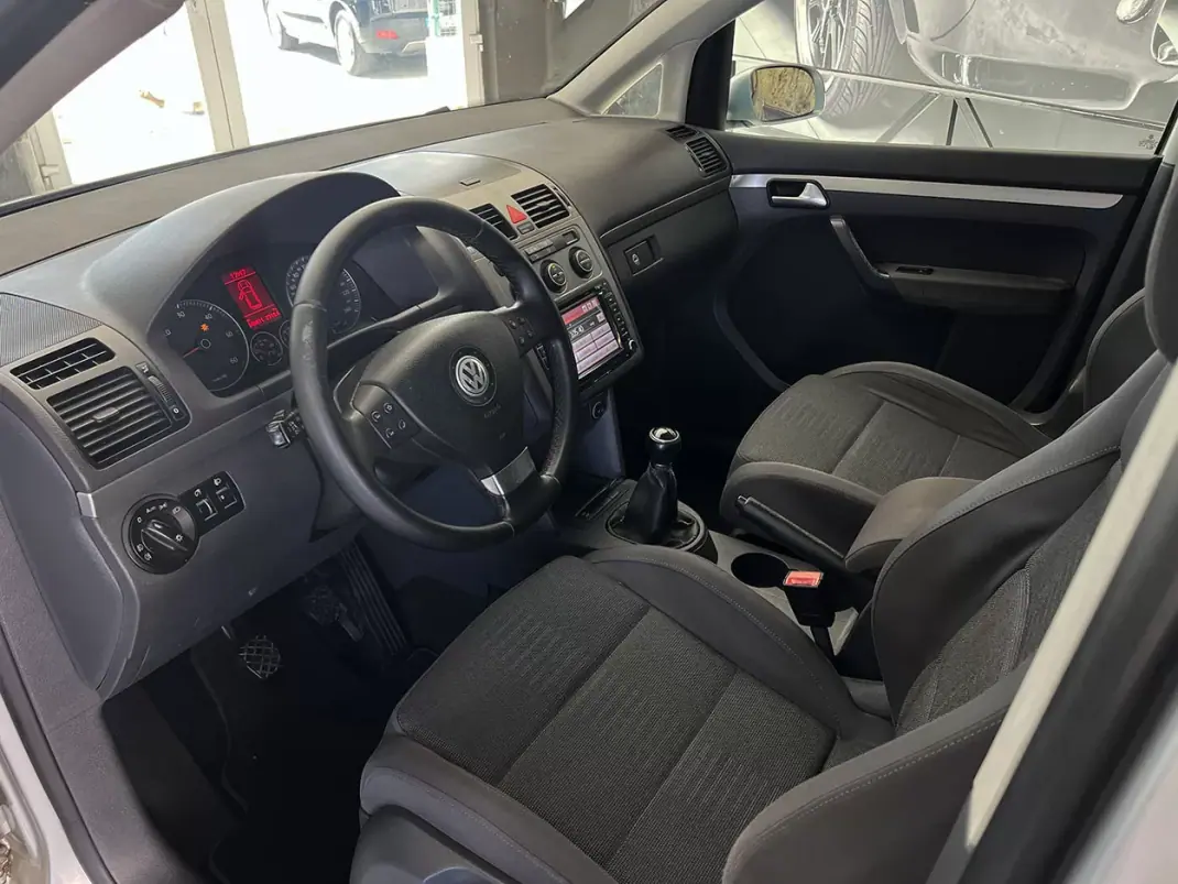 Volkswagen Touran 2008 - 8900 EUR, 243598 km - AUTO.MOTO.pt - 243598km - foto 6 de 23