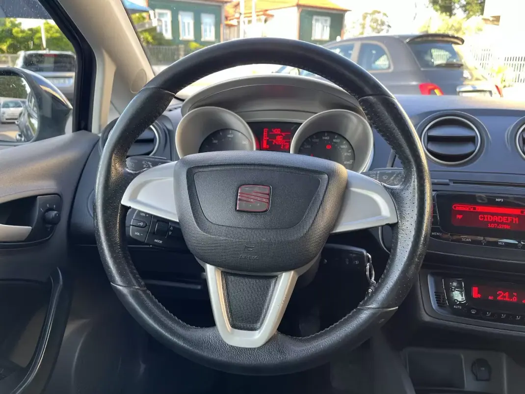 SEAT Ibiza 2011 - 6450 EUR, 240000 km - AUTO.MOTO.pt - 240000km - foto 14 de 45