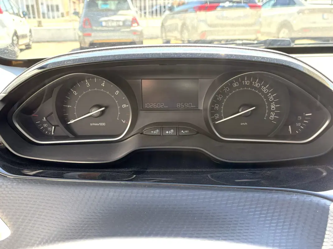 Peugeot 2008 2018 - 10500 EUR, 102262 km - AUTO.MOTO.pt - 102262km - foto 8 de 15