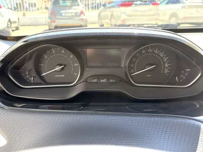 Peugeot 2008 2018 - 10500 EUR, 102262 km - AUTO.MOTO.pt - 102262km - foto 8 de 15