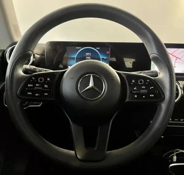 Mercedes-Benz CLA 250 2022 - 26500 EUR, 96000 km - AUTO.MOTO.pt - 96000km - foto 11 de 33