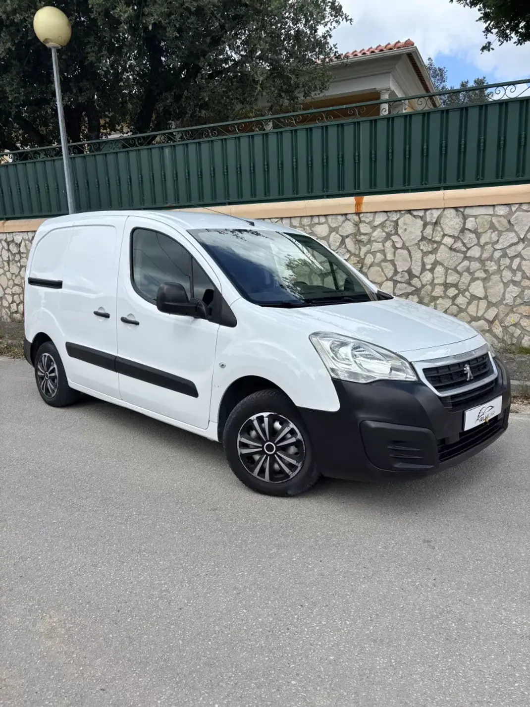 Peugeot Partner 2016 - 8490 EUR, 192000 km - AUTO.MOTO.pt - 192000km - foto 3 de 7