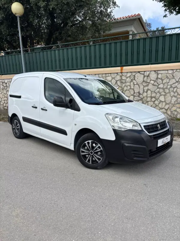 Peugeot Partner 2016 - 8490 EUR, 192000 km - AUTO.MOTO.pt - 192000km - foto 3 de 7