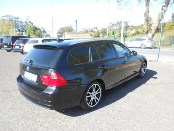 BMW 318 2011 - 9900 EUR, 318349 km - AUTO.MOTO.pt - 318349km - foto 6 de 13