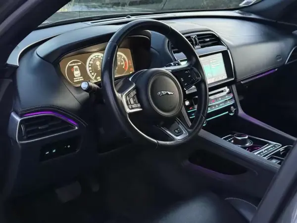 Jaguar F-Pace 2016 - 30999 EUR, 144450 km - AUTO.MOTO.pt - 144450km - foto 30 de 33