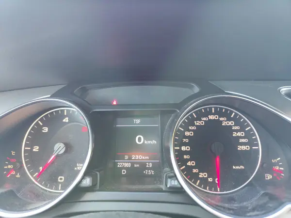 Audi A5 Sportback 2010 - 12900 EUR, 230000 km - AUTO.MOTO.pt - 230000km - foto 2 de 8