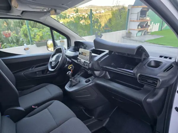 Peugeot Partner 2019 - 13990 EUR, 73560 km - AUTO.MOTO.pt - 73560km - foto 38 de 52