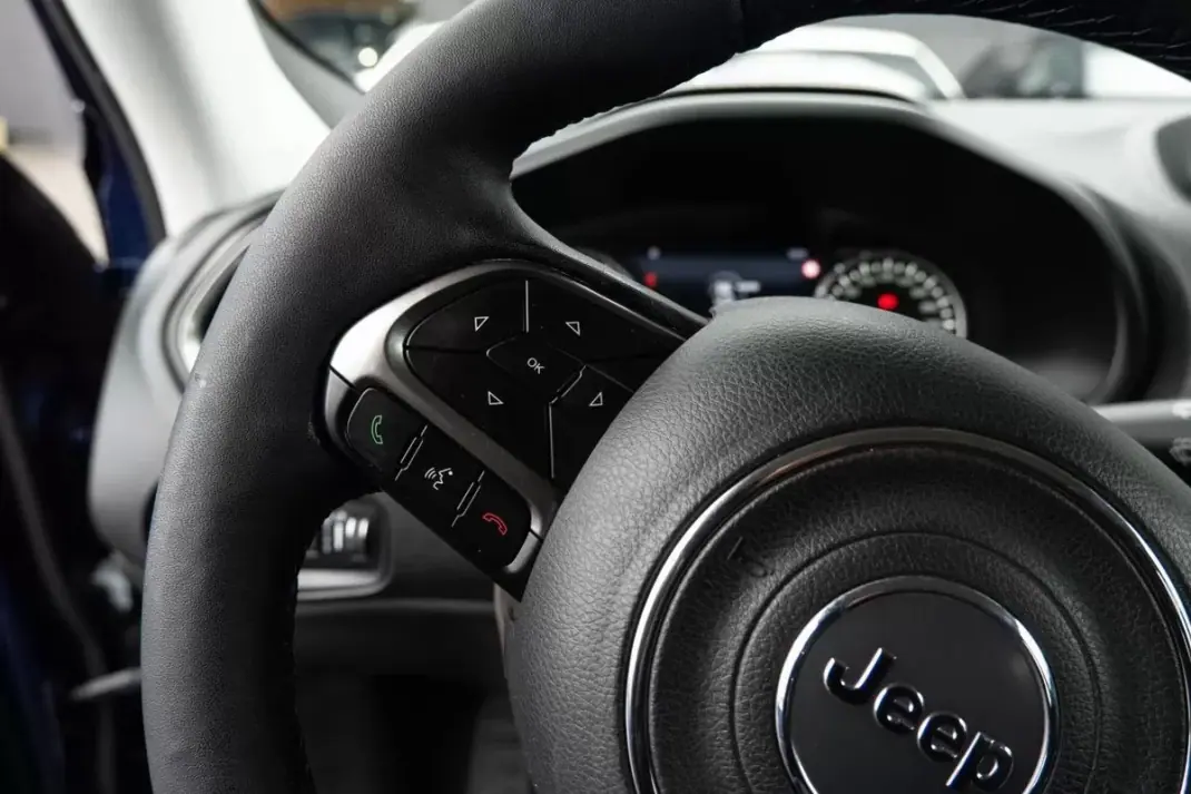 Jeep Renegade 2020 - 15999 EUR, 98800 km - AUTO.MOTO.pt - 98800km - foto 21 de 27