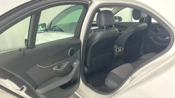 Mercedes-Benz C 300 2019 - 26990 EUR, 120000 km - AUTO.MOTO.pt - 120000km - foto 15 de 16