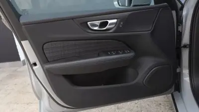 Volvo V60 2023 - 30900 EUR, 128000 km - AUTO.MOTO.pt - 128000km - foto 14 de 30