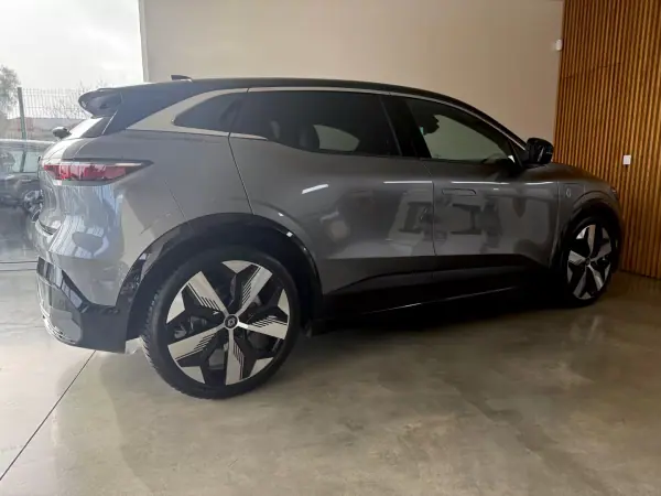 Renault Mégane E-Tech 2023 - 25500 EUR, 58000 km - AUTO.MOTO.pt - 58000km - foto 35 de 121