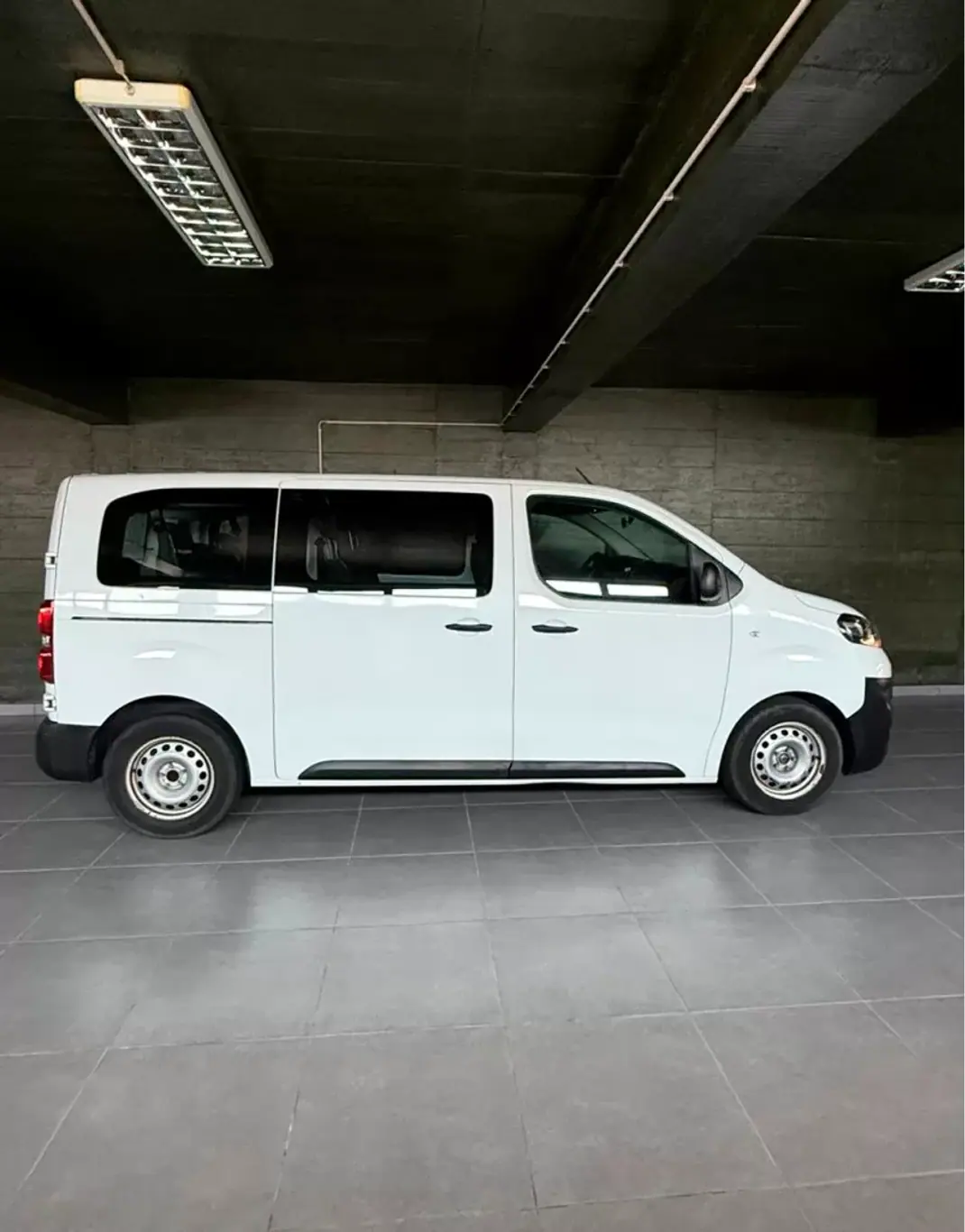 Opel Vivaro 2021 - 26500 EUR, 82650 km - AUTO.MOTO.pt - 82650km - foto 7 de 16