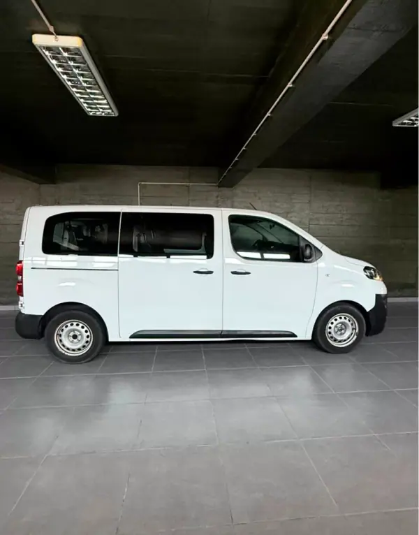 Opel Vivaro 2021 - 26500 EUR, 82650 km - AUTO.MOTO.pt - 82650km - foto 7 de 16