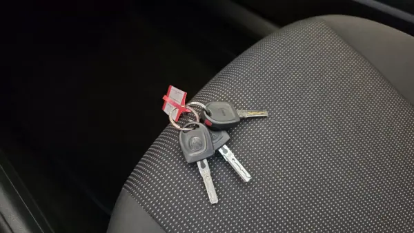 Volkswagen Up! 2016 - 8500 EUR, 79613 km - AUTO.MOTO.pt - 79613km - foto 44 de 49