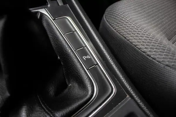 Volkswagen Golf Variant 2018 - 10750 EUR, 320319 km - AUTO.MOTO.pt - 320319km - foto 18 de 39