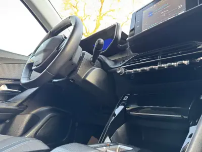 Peugeot e-2008 2022 - 17990 EUR, 64000 km - AUTO.MOTO.pt - 64000km - foto 39 de 48