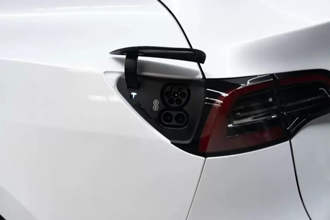 Tesla Model Y 2023 - 35950 EUR, 57000 km - 57000km - foto 15 de 49