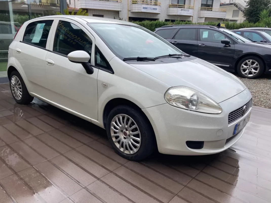 Fiat Punto 2010 - 6500 EUR, 174000 km - AUTO.MOTO.pt - 174000km - foto 2 de 15