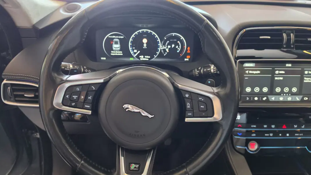Jaguar F-Pace 2017 - 19500 EUR, 157804 km - 157804km - foto 54 de 74