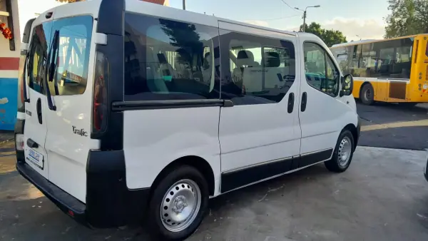 Renault Trafic 2006 - 11900 EUR, 211000 km - AUTO.MOTO.pt - 211000km - foto 4 de 14