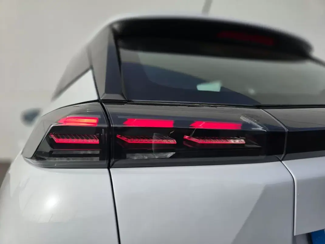 Peugeot 2008 2024 - 18500 EUR, 10965 km - AUTO.MOTO.pt - 10965km - foto 8 de 34