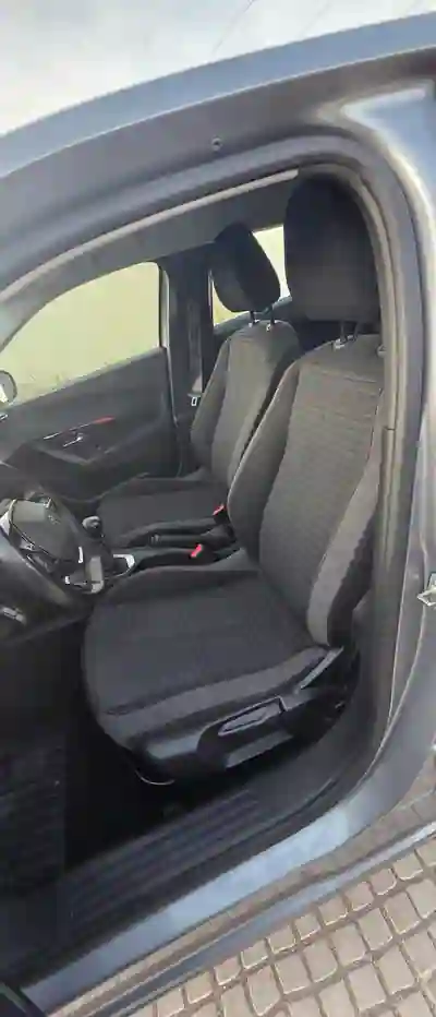 Peugeot 2008 2022 - 16900 EUR, 113000 km - AUTO.MOTO.pt - 113000km - foto 6 de 11