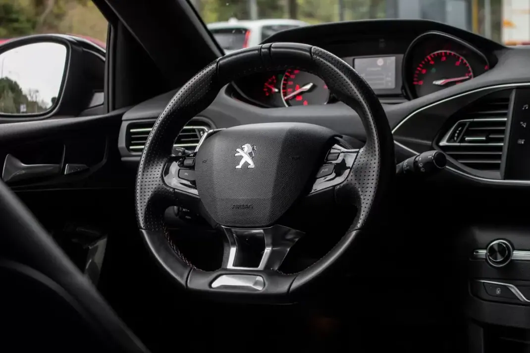 Peugeot 308 2020 - 17990 EUR, 142466 km - AUTO.MOTO.pt - 142466km - foto 35 de 45