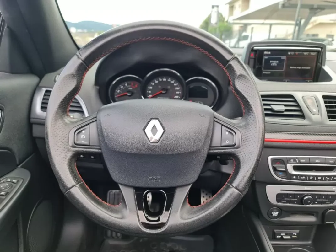Renault Mégane Cabrio 2015 - 14990 EUR, 195000 km - AUTO.MOTO.pt - 195000km - foto 25 de 43