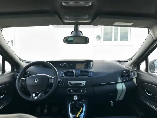 Renault Grand Scénic 2015 - 7990 EUR, 242000 km - AUTO.MOTO.pt - 242000km - foto 14 de 42