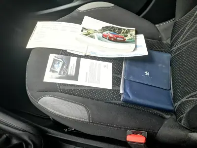 Peugeot 208 2014 - 7750 EUR, 96000 km - AUTO.MOTO.pt - 96000km - foto 16 de 29