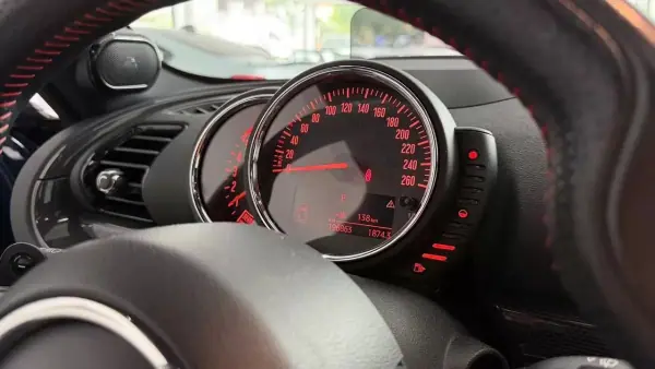 MINI Clubman 2016 - 18000 EUR, 196000 km - AUTO.MOTO.pt - 196000km - foto 19 de 27